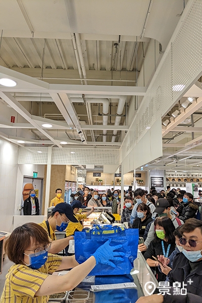 開幕日湧入大批消費者前往瑞典美食小站享用美食。 開幕日湧入大批消費者前往瑞典美食小站享用美食。