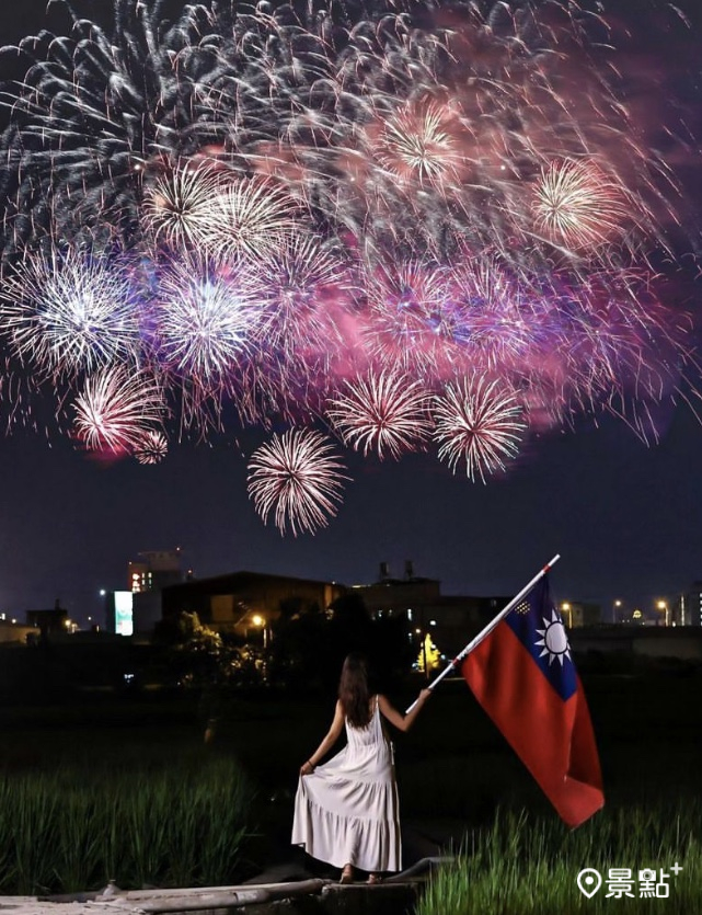 許多攝影愛好者趁著國慶焰火拍下美好又應景的畫面。(圖／hychieh0901)