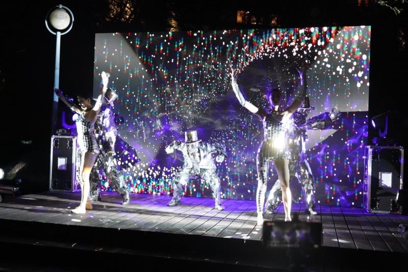2023礁溪溫泉燈花季以現代光翅舞融合紳士街舞表演揭開序幕。（圖／礁溪鄉公所，以下同）